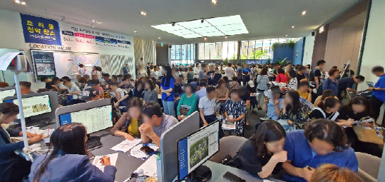 수도권 예비청약자들의 '내 집 마련' 열기가 점점 더 뜨거워지면서 이 달 수도권 분양단지가 전부 완판된 것으로 나타났다. 사진은 단일단지로는 수도권에서 가장 많은 청약접수(5만3181건)를 받은 송도 더샵 센트럴파크Ⅲ 견본주택의 모습. <포스코건설 제공>